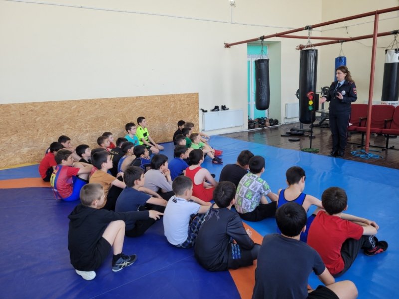 Юные спортсмены Кабардино-Балкарии получили советы по безопасному поведению на дороге во время летних каникул