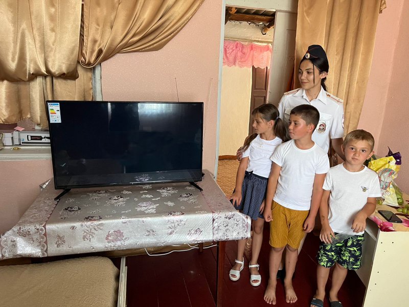 В преддверии нового учебного года полицейские Лескенского района побывали в гостях у ребят из с. Анзорей