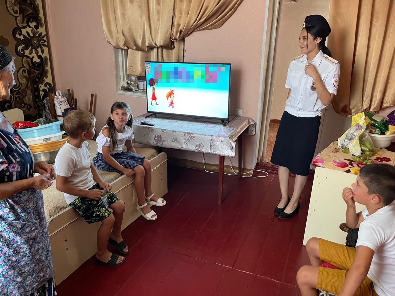 В преддверии нового учебного года полицейские Лескенского района побывали в гостях у ребят из с. Анзорей
